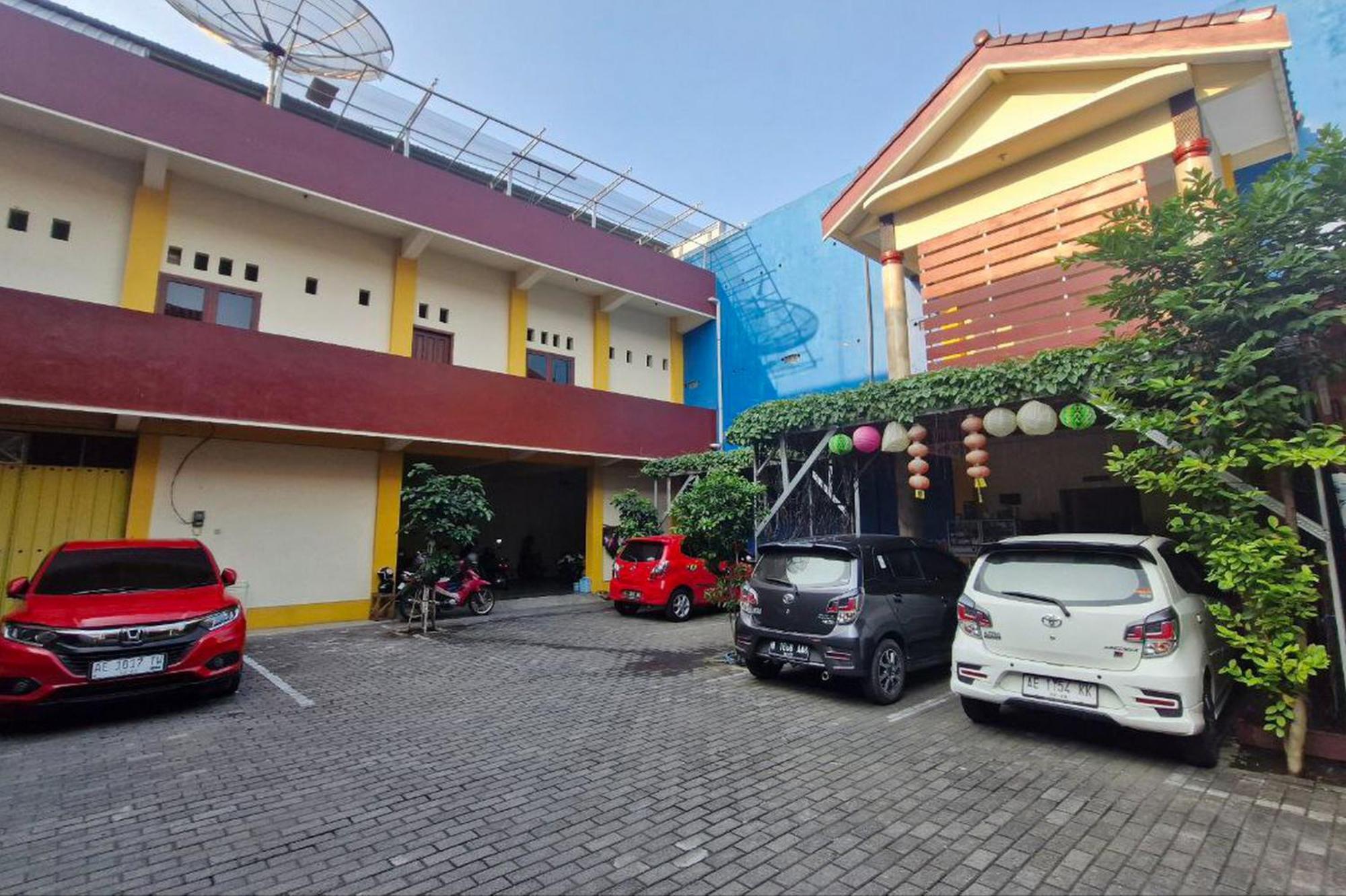 Reddoorz At Griya Kampar Madiun Hotell Exteriör bild